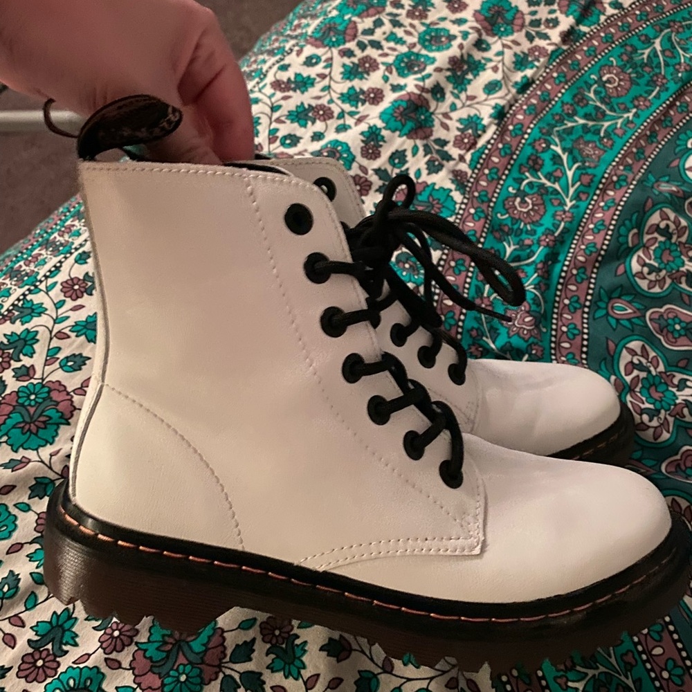 Women’s size 8 white doc martens! Never worn! Perfect condition!
